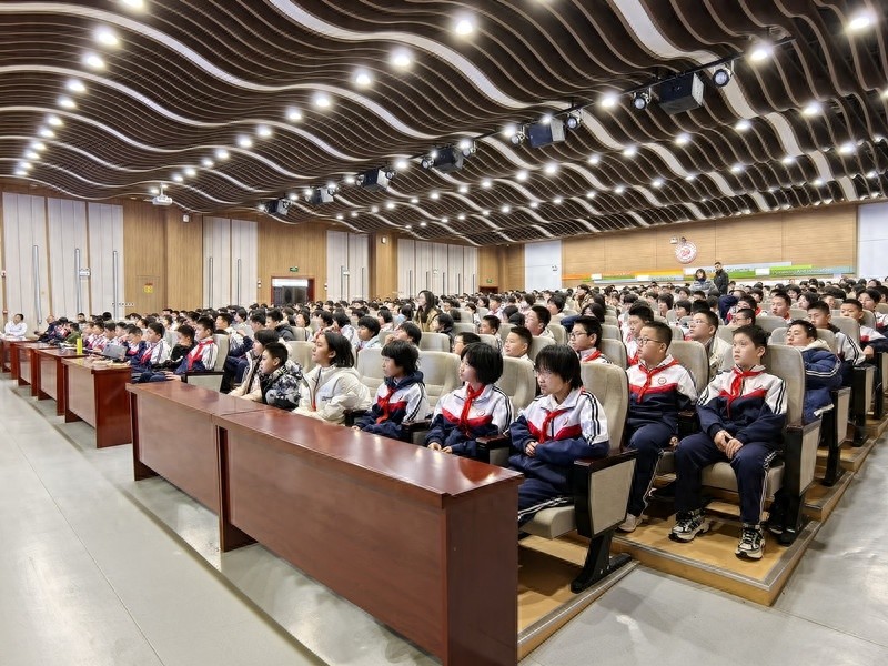 学雷锋纪念日，济南第十二中学迎来别开生面的健康讲座与义诊服务