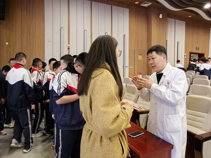 学雷锋纪念日，济南第十二中学迎来别开生面的健康讲座与义诊服务  第2张