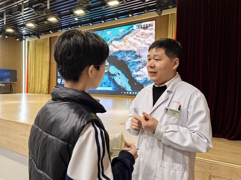 学雷锋纪念日，济南第十二中学迎来别开生面的健康讲座与义诊服务  第3张