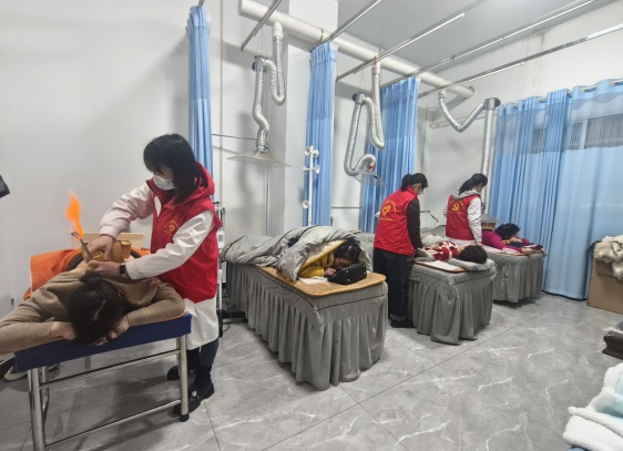 邵东市卫生健康局学雷锋日义诊活动,为何吸引了100余名群众踊跃参与? 第2张 邵东市卫生健康局学雷锋日义诊活动,为何吸引了100余名群众踊跃参与? 第2张