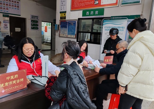 邵东市卫生健康局学雷锋日义诊活动,为何吸引了100余名群众踊跃参与? 第3张 邵东市卫生健康局学雷锋日义诊活动,为何吸引了100余名群众踊跃参与? 第3张