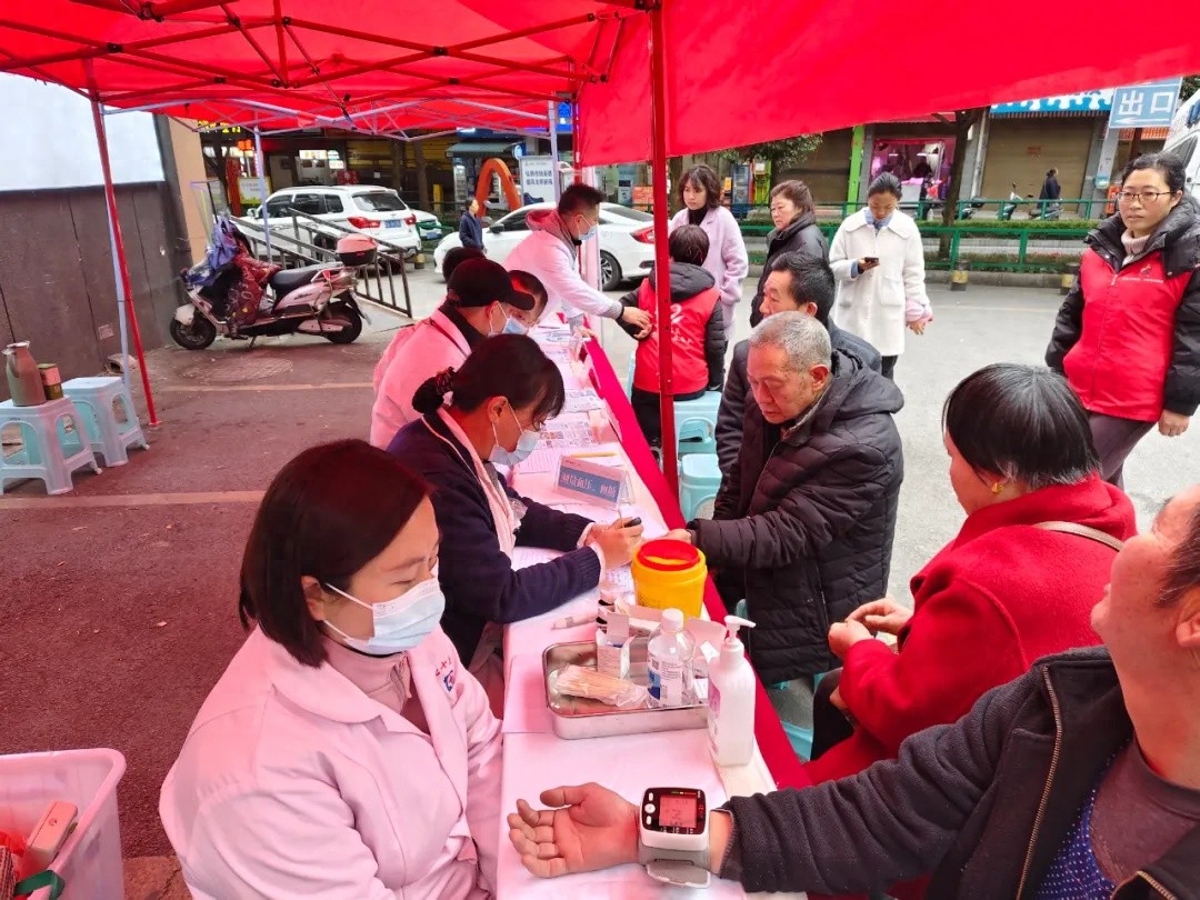 义诊义剪进社区，雷锋精神如何温暖人心？