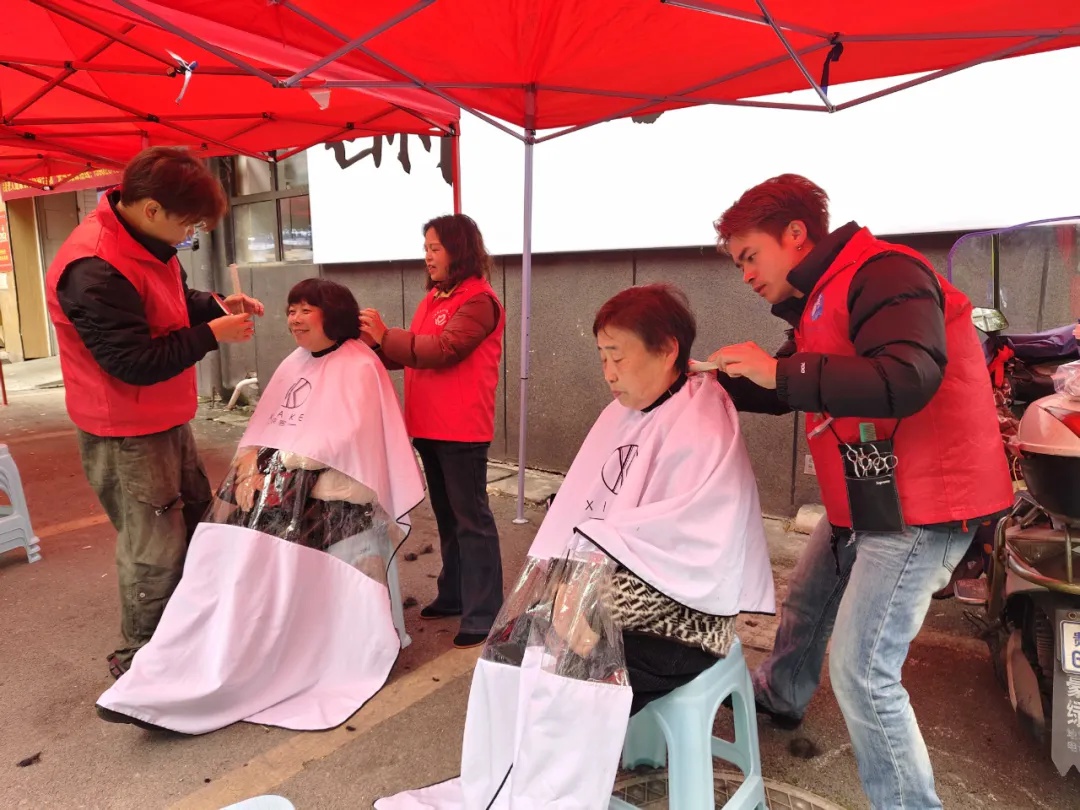 义诊义剪进社区，雷锋精神如何温暖人心？  第2张