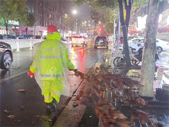 8-9级大风暴雨来袭，滨海县城管系统如何迅速守护城市安全？  第1张