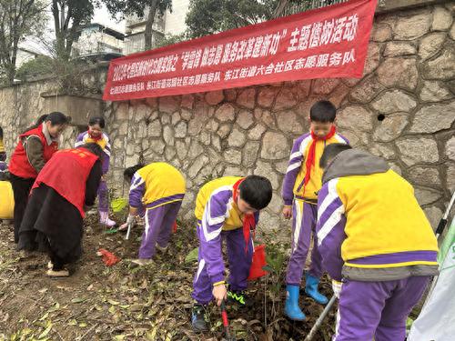 植树节活动：孩子们如何在小东江边种下爱与环保的种子？