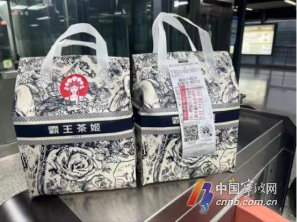 5万元现金遗失地铁！一声呼喊，竟然救了她？  第2张