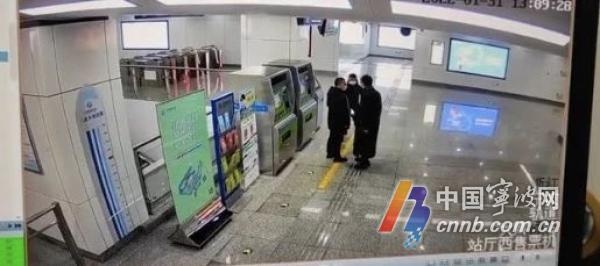 5万元现金遗失地铁！一声呼喊，竟然救了她？  第3张