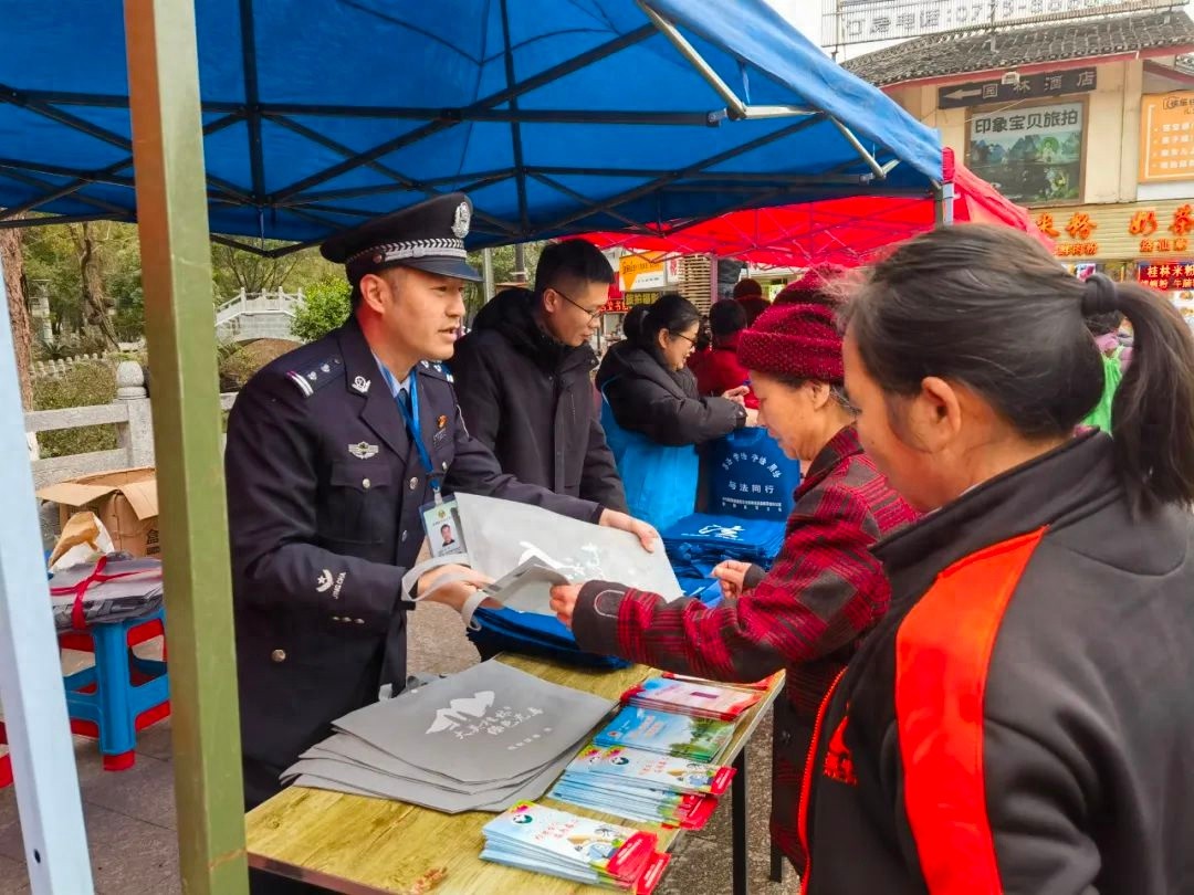 学雷锋日，阳朔志愿者如何用行动点亮城市？一起来看他们的暖心服务