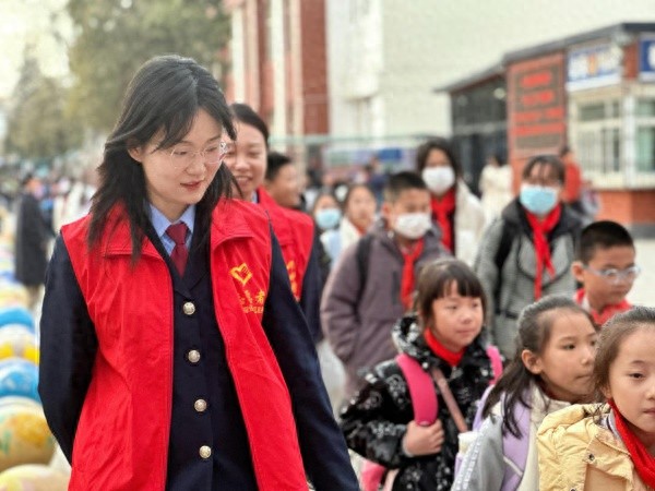 税务志愿者如何用红马甲守护500名学生的安全？雷锋精神在新时代绽放