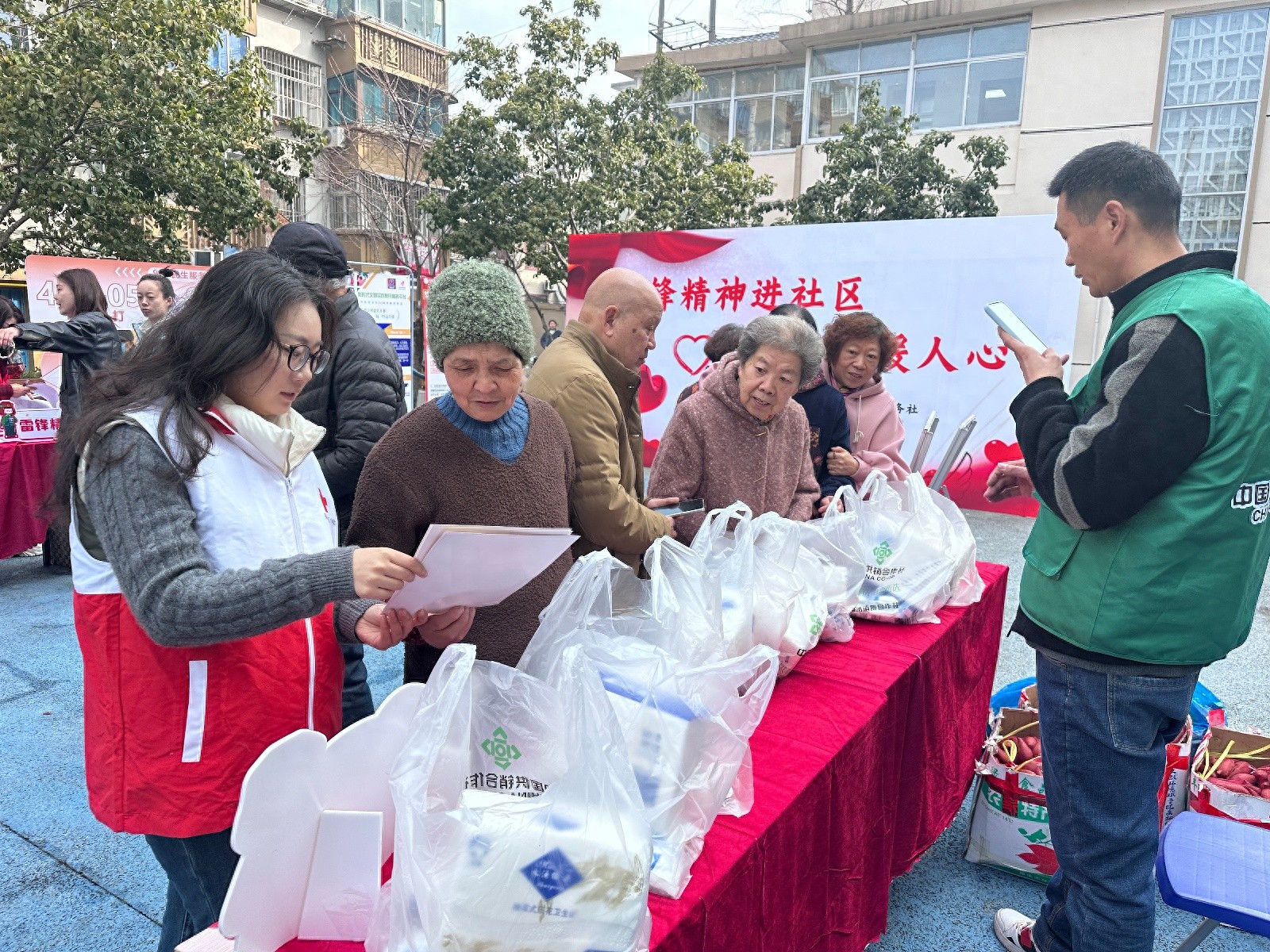 雷锋精神再燃社区！你准备好加入这场暖心的志愿服务了吗？