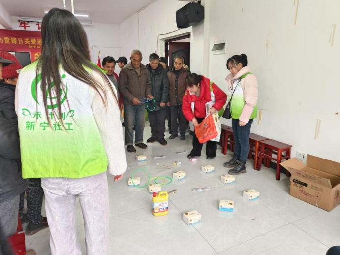 水庙镇团委学雷锋活动震撼人心，老人们的笑容为何如此灿烂？  第2张