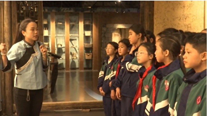 纳福实验小学的孩子们为何对布依族文化如此着迷？揭秘他们的文化探索之旅