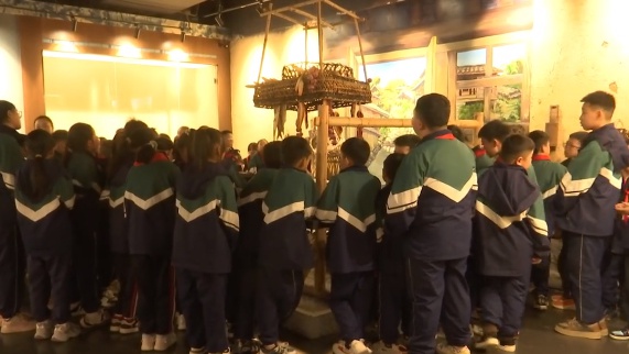 纳福实验小学的孩子们为何对布依族文化如此着迷？揭秘他们的文化探索之旅  第2张