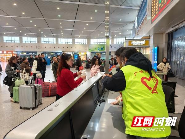 雷锋精神再现！岳阳东站雷锋号活动如何温暖旅客的心？  第2张