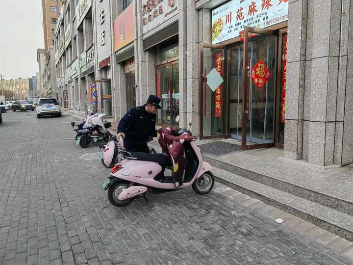 甘州区城管创新徒步巡查，周二变身城市美容日！你感受到了吗？  第2张