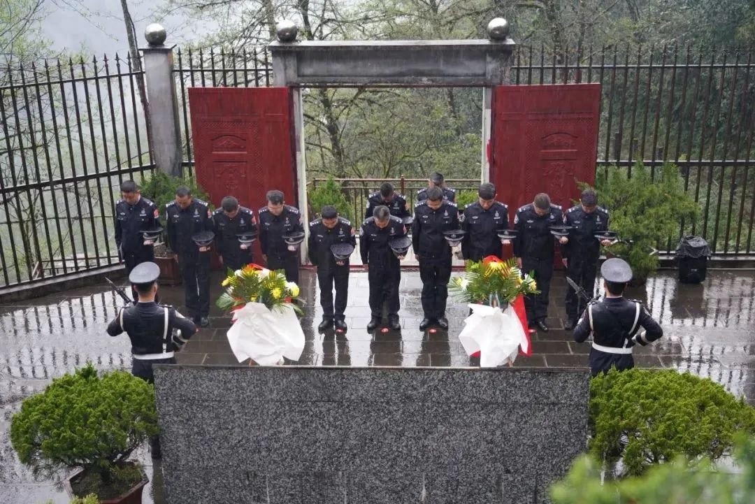 清明时节泪洒独龙江烈士陵园!于建辉烈士墓前发生了什么?