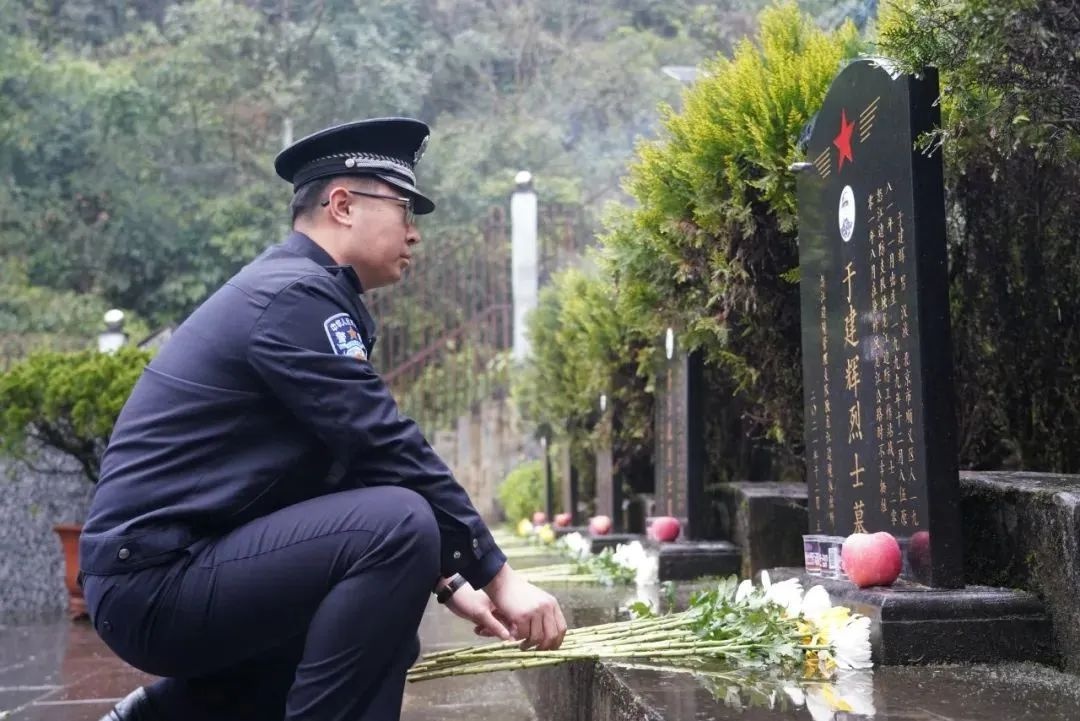 清明时节泪洒独龙江烈士陵园!于建辉烈士墓前发生了什么?  第3张