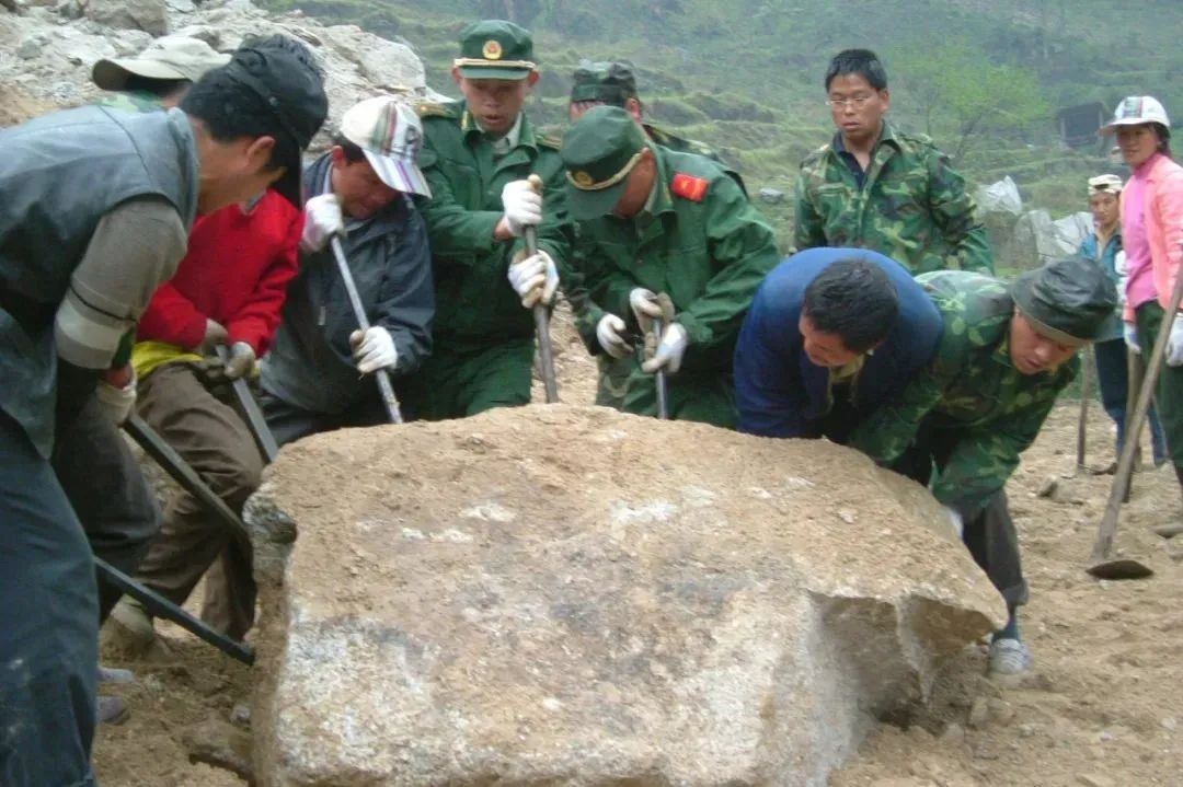 清明时节泪洒独龙江烈士陵园!于建辉烈士墓前发生了什么?  第4张