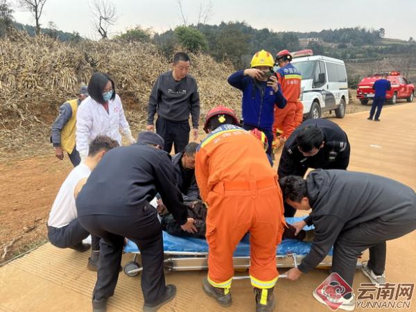 悬崖峭壁间搭起人桥！昆明警察如何上演生死时速救下受伤老人？  第2张