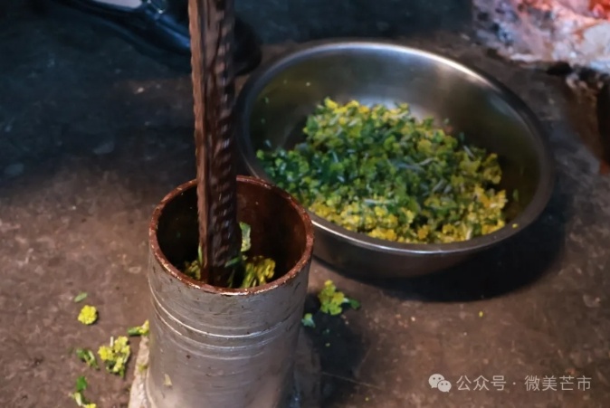 清明小雨后的江东乡，为何妇女们都在田间采摘黄花和染饭花？  第2张