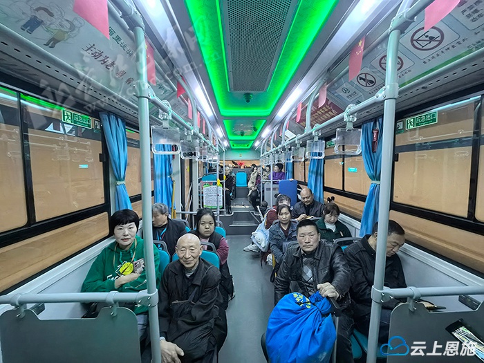巴东505路无障碍公交超暖心!残障人士出行多便利?  第2张