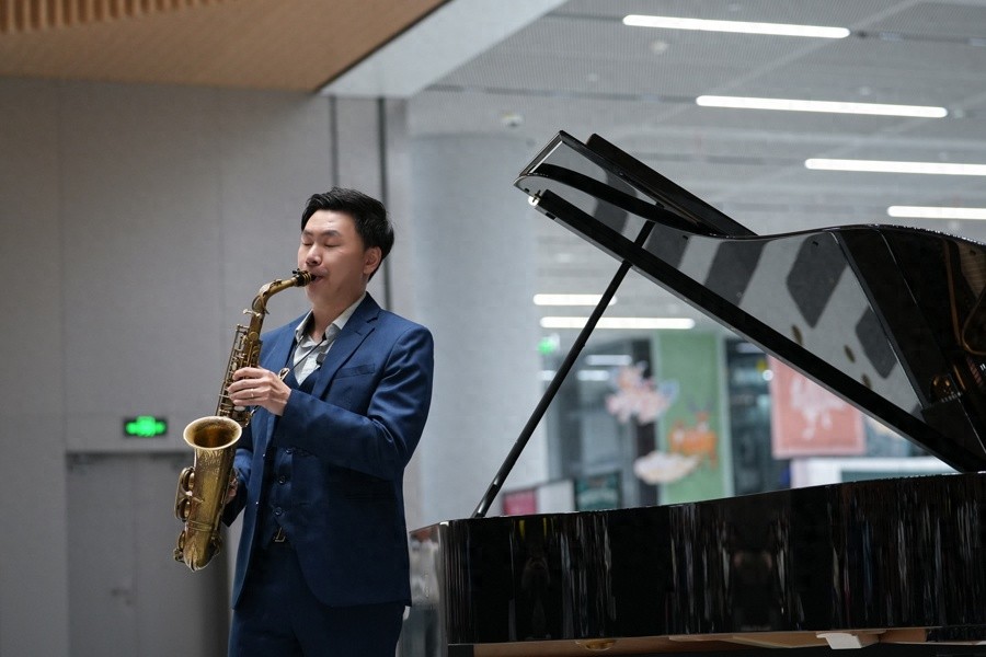 晚安曲快闪演奏竟让200名读者闭眼聆听？青年萨克斯演奏家李世海揭秘背后的神奇化学反应