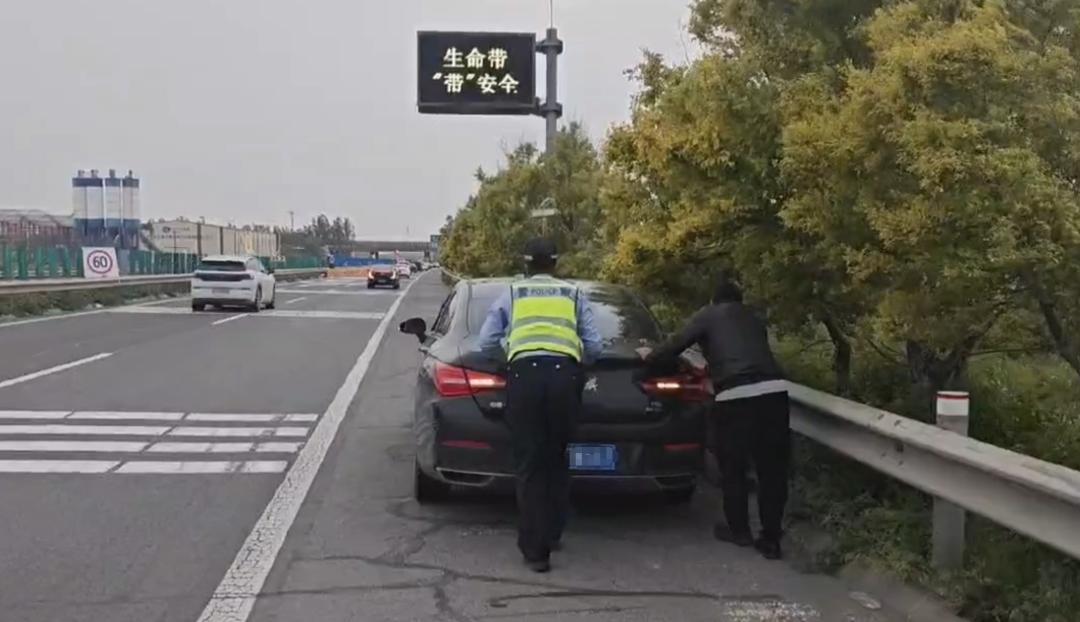 假期高速交警时刻守护！爆胎、熄火等难题咋解决？  第2张