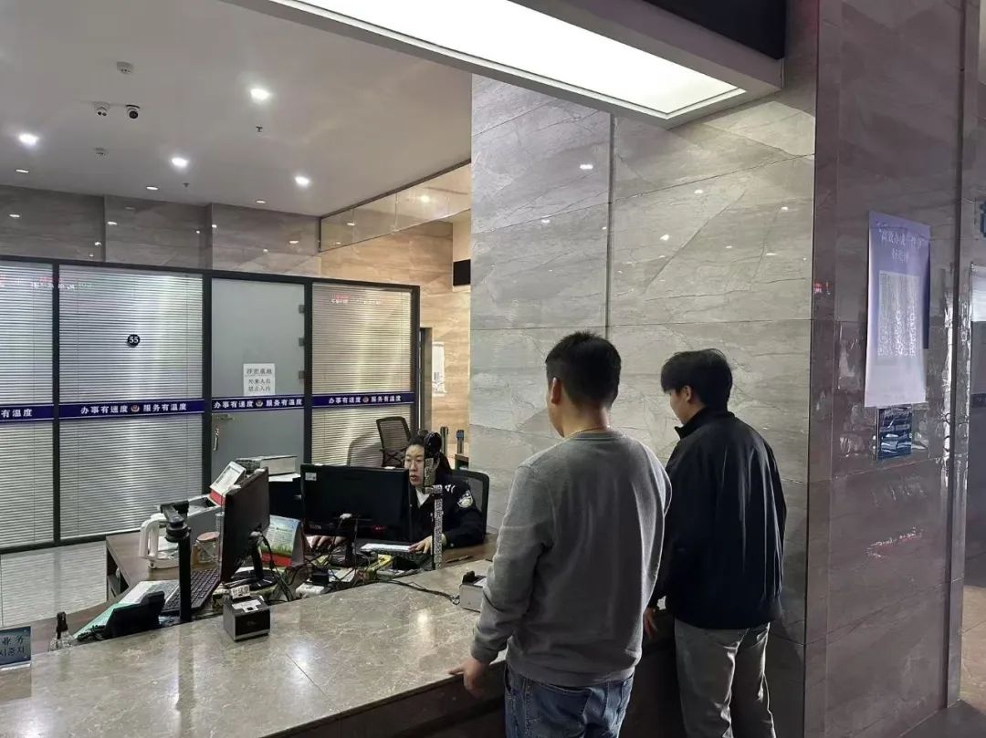 五一假期珲春市公安局政务服务大队坚守岗位！便民举措有多贴心？  第3张