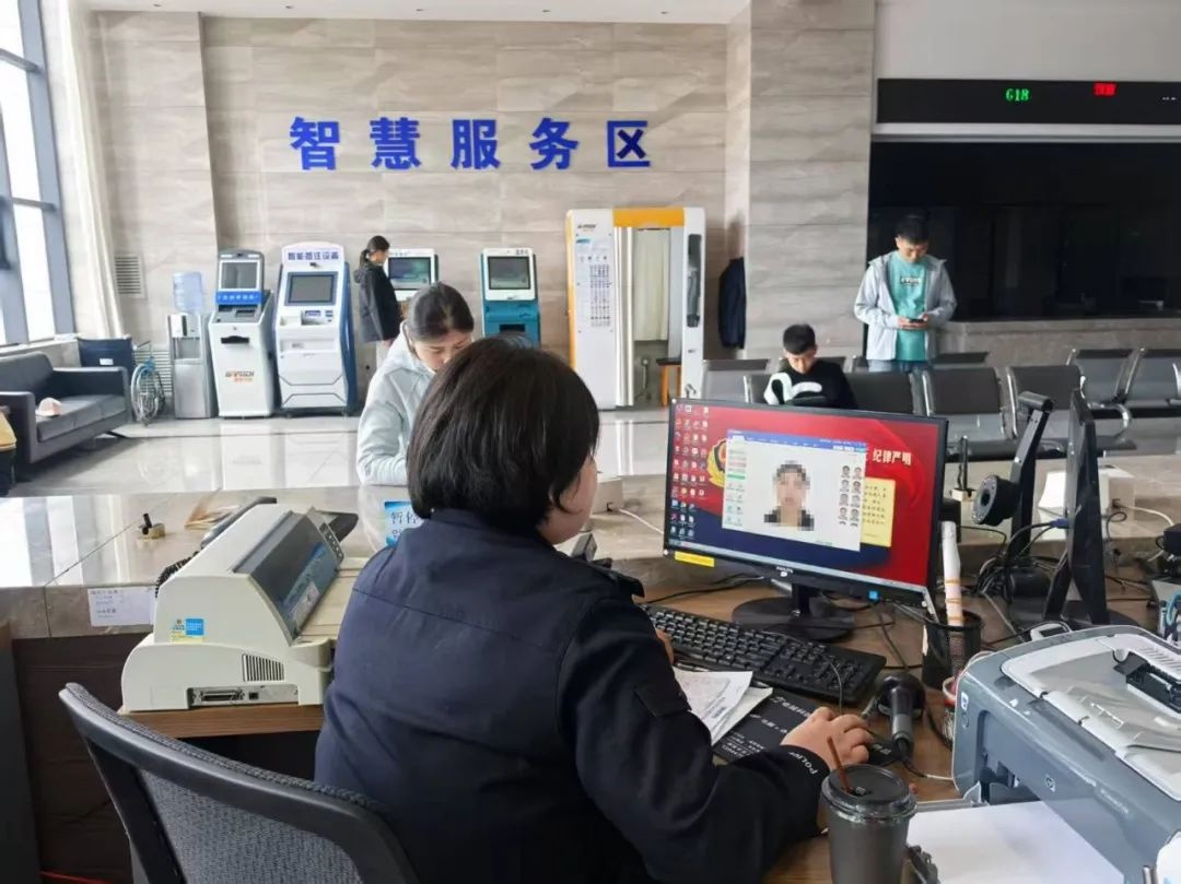五一假期珲春市公安局政务服务大队坚守岗位！便民举措有多贴心？  第6张