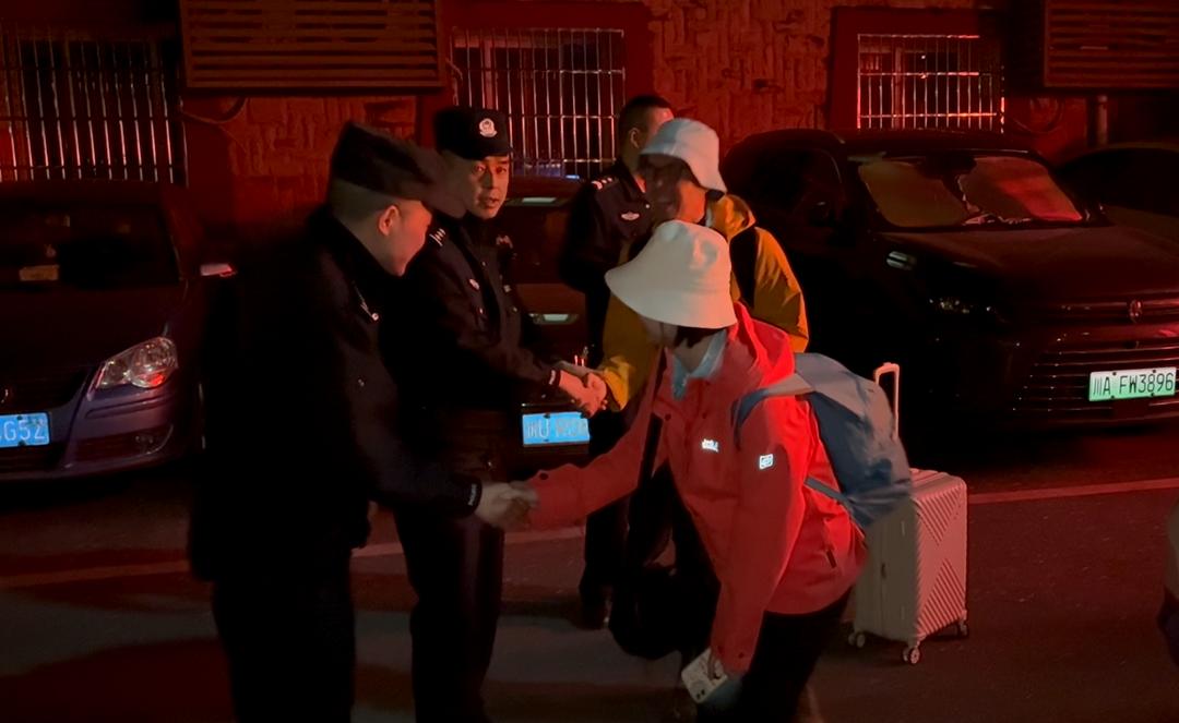 五一假期九寨游客沉醉山水，漳扎派出所民警守护的平安风警线有多牛？  第2张