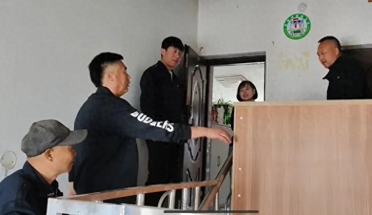 包保单位积极行动！打通消防通道，张贴标语，筑牢楼道安全防线？