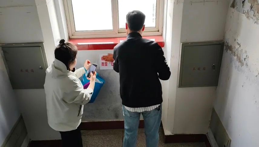 包保单位积极行动！打通消防通道，张贴标语，筑牢楼道安全防线？  第4张