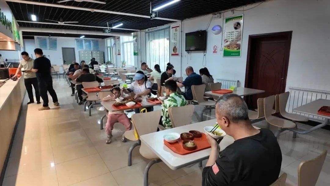 五一多地机关食堂变身宠粉现场，留坝美食盛宴你体验过吗？  第5张