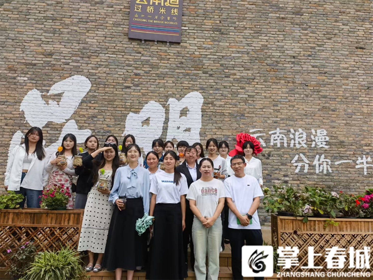 昆明老街惊现超火书法艺术墙！传统书法与现代网红打卡点的碰撞？