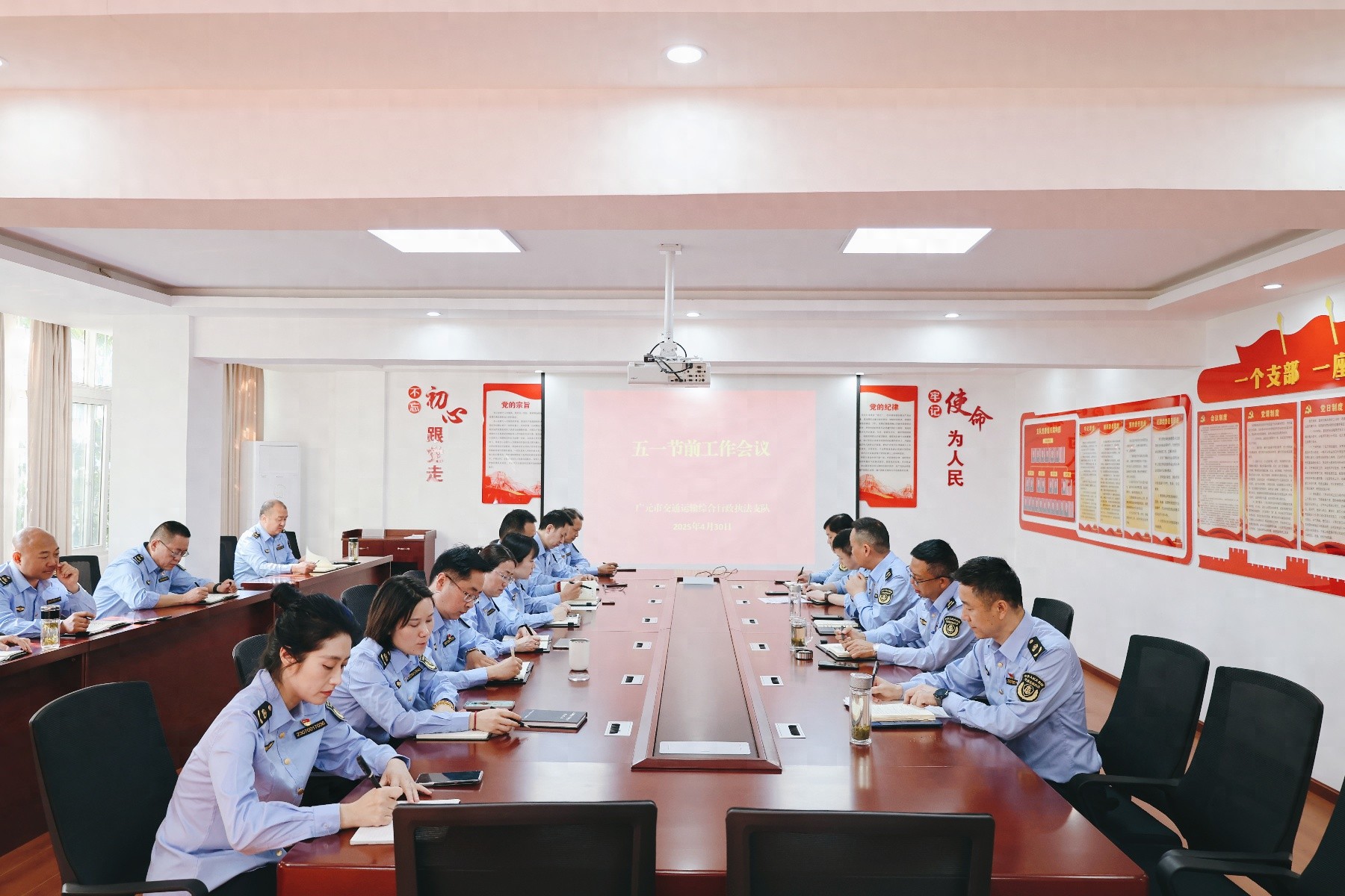 五一假期广元游客出行热潮下，执法人员如何保障运输秩序？