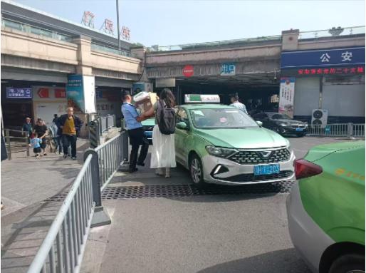 五一假期广元游客出行热潮下，执法人员如何保障运输秩序？  第3张
