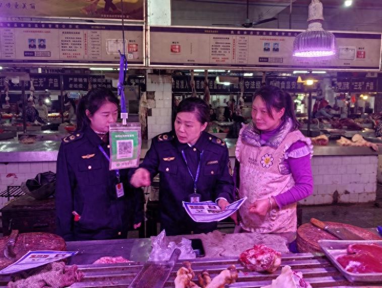广西兴安县市场监管局开展生鲜灯专项整治行动！你知道为啥吗？