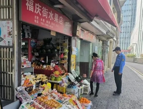五一小长假最后一天，长沙城管守护者坚守岗位，你知道他们有多拼吗？  第2张