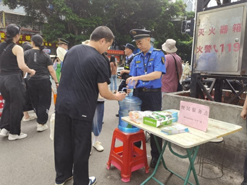 五一柳州超火！执法蓝暖心守护，便民服务点变身旅行驿站？