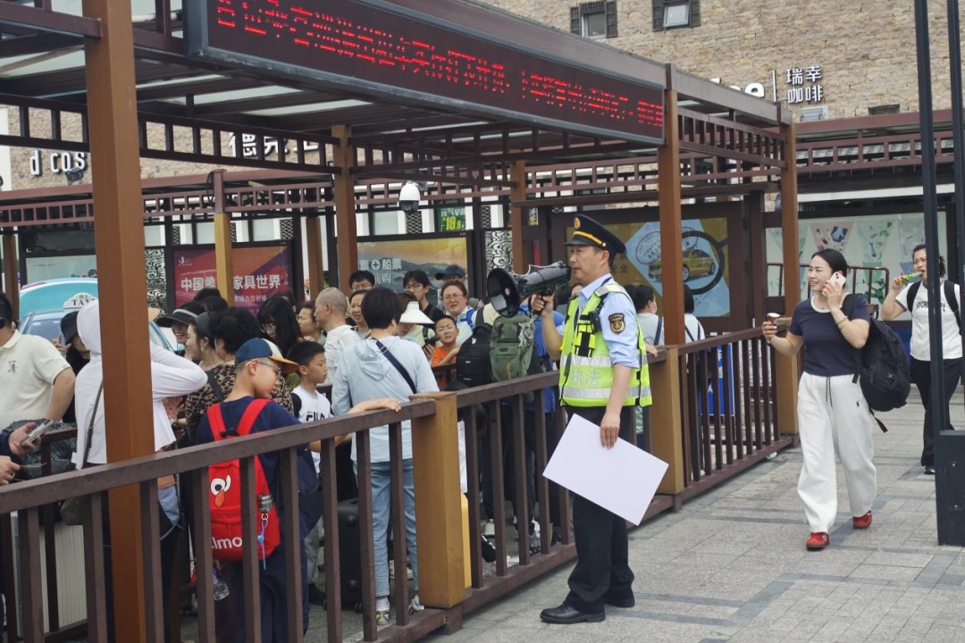 五一假期普陀山景区热度高，执勤人员如何力保旅客顺利出行？  第2张