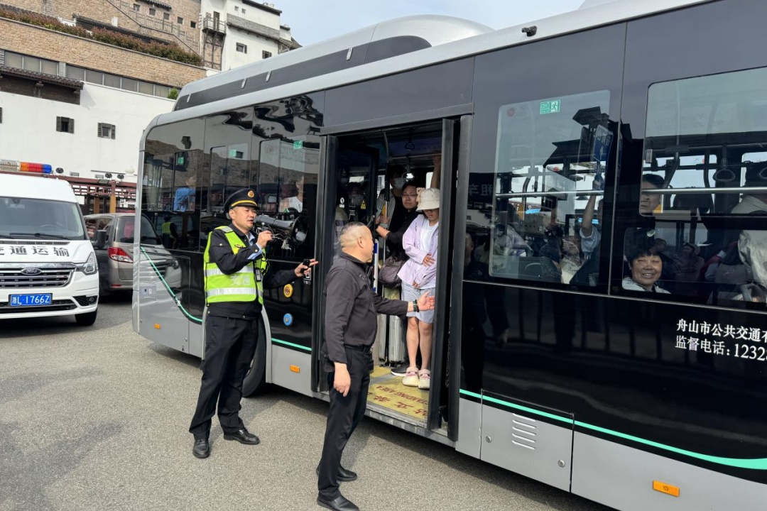 五一假期普陀山景区热度高，执勤人员如何力保旅客顺利出行？  第5张