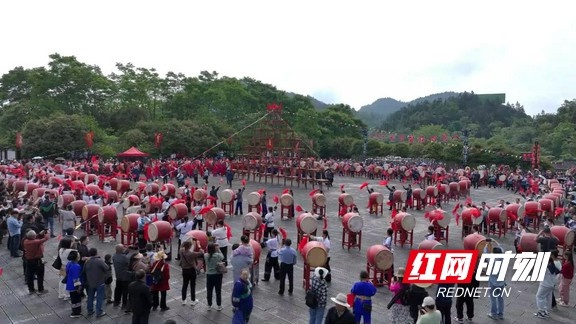 五一假期最后一天！矮寨奇观旅游区咋掀起非遗民俗文化热潮？  第2张