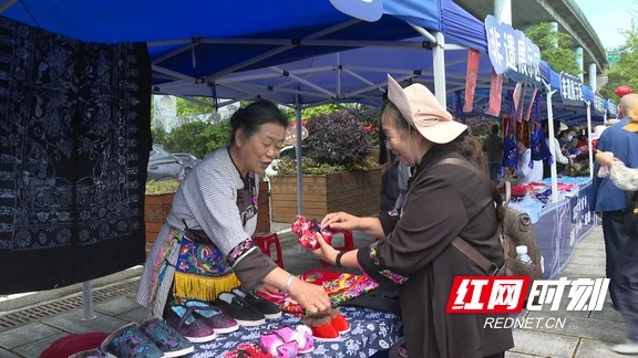 五一假期最后一天！矮寨奇观旅游区咋掀起非遗民俗文化热潮？  第7张