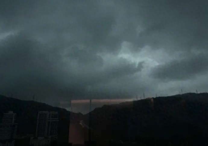 一秒天黑！深圳暴雨预警升级，多市拉响警报，航班延误咋回事？