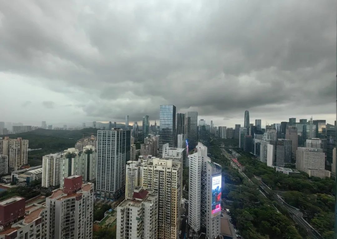 一秒天黑！深圳暴雨预警升级，多市拉响警报，航班延误咋回事？  第2张