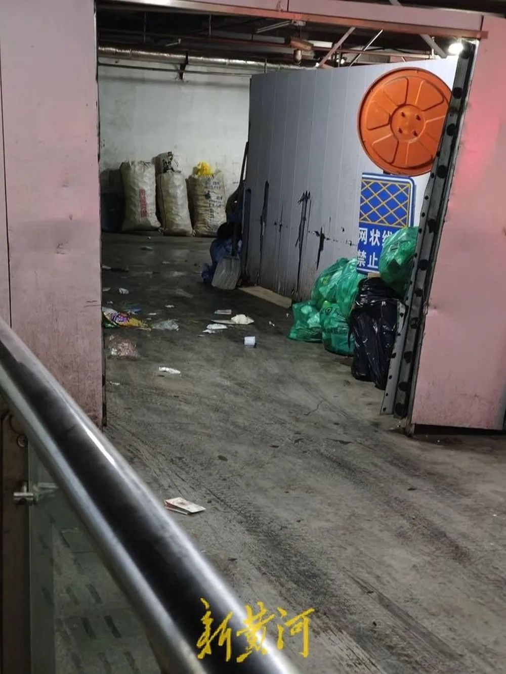 济南西站垃圾处理点与出租车上客通道相邻！刺鼻味咋解决？  第2张