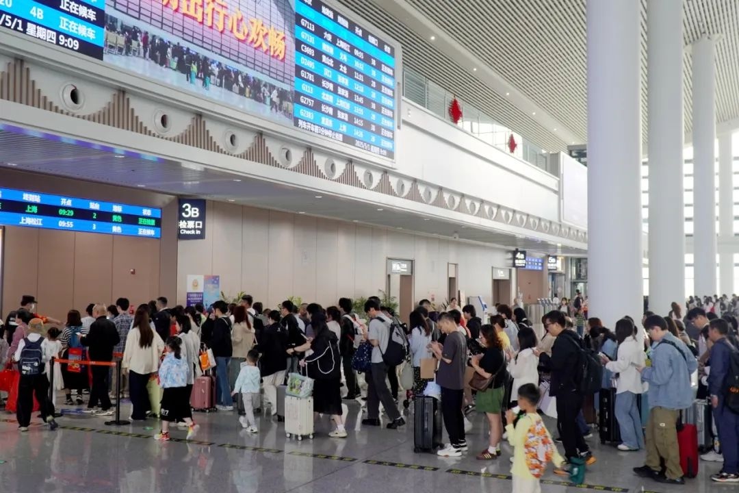 五一假期出行热度爆表！热门高铁票秒空，究竟被谁抢走了？  第2张