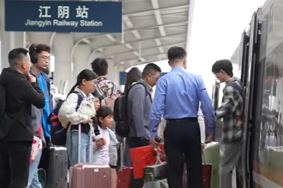 五一假期出行热度爆表！热门高铁票秒空，究竟被谁抢走了？  第4张