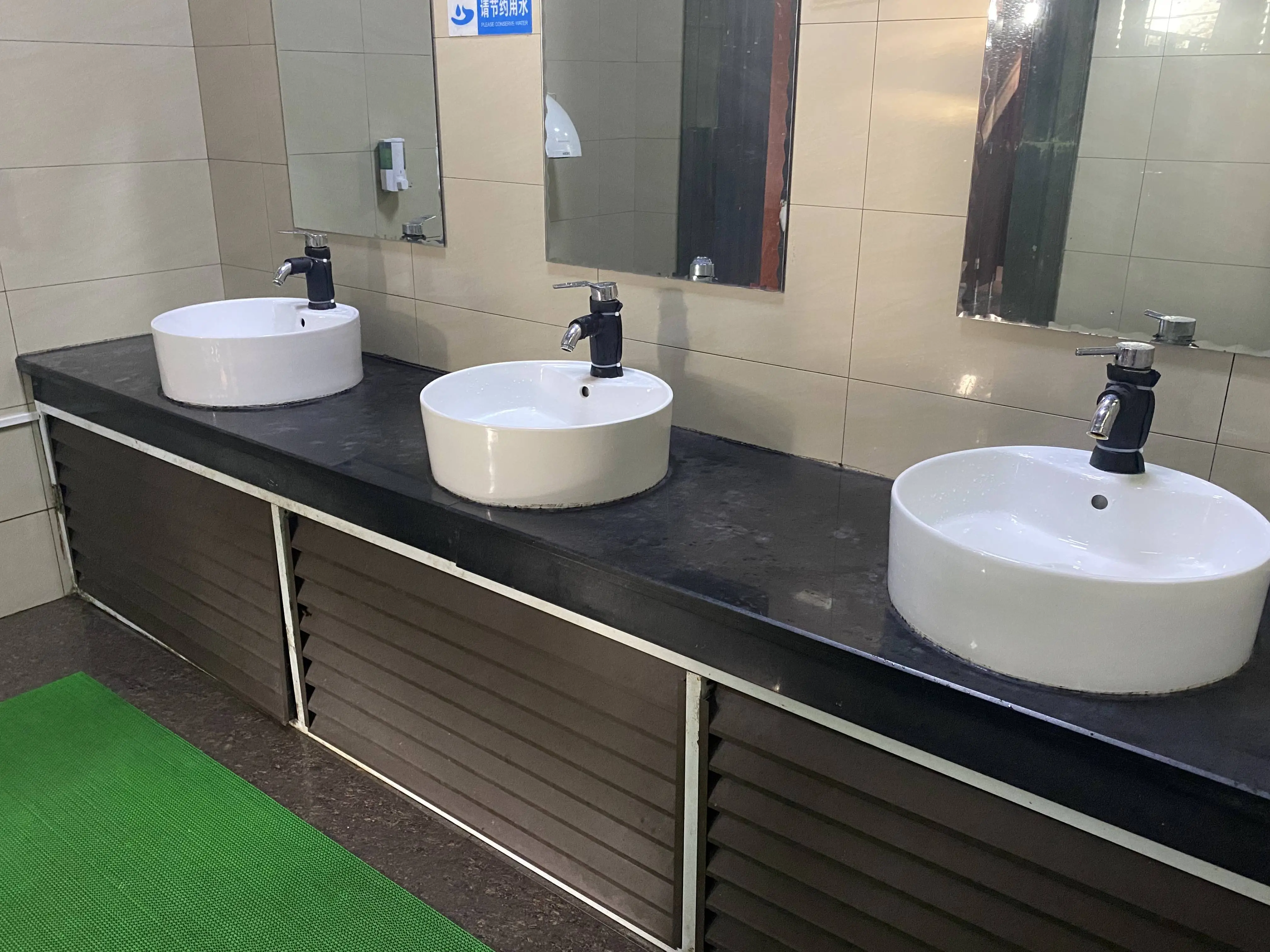 杭州西湖公厕竟装热水器！冬天洗手不再冰凉，游客惊呼：太暖心了  第1张