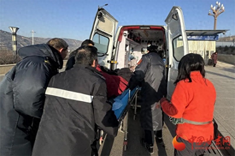 高铁突发！旅客晕倒呕吐，环县站20分钟紧急救援，他们如何化险为夷？